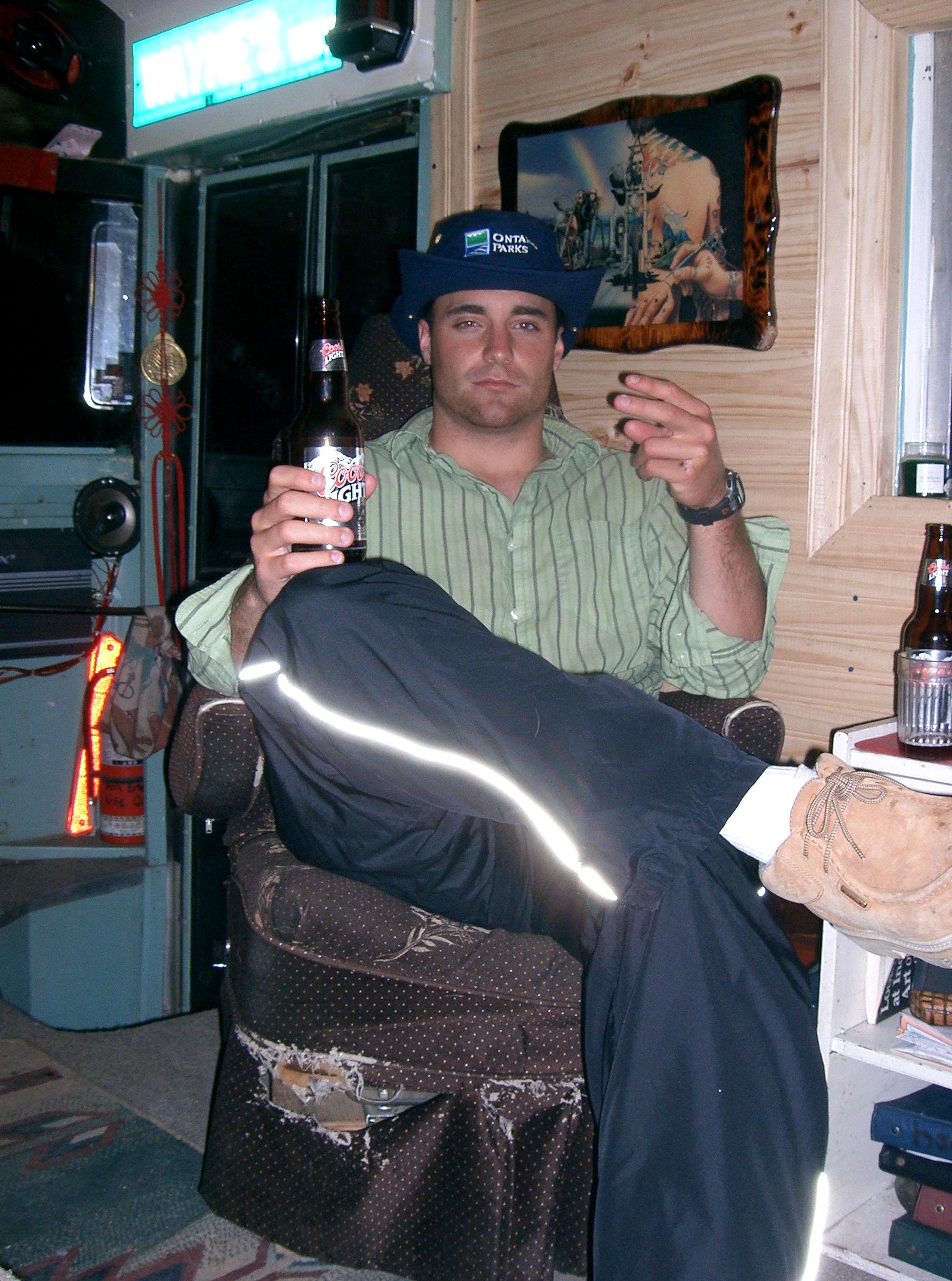 fumchillinwithabeerintattoobus.jpg